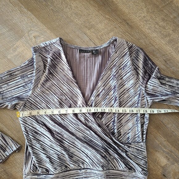 Tahari US Women's Size L Ribbed Velour Surplice Long Sleeve Top Holiday Velvet - Picture 9 of 9